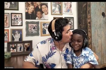 “Ahí está un papá enamorado”: La tierna participación del pequeño Benjamín, hijo de Rafael Araneda y Marcela Vacarezza, en el programa de su padre en Estados Unidos