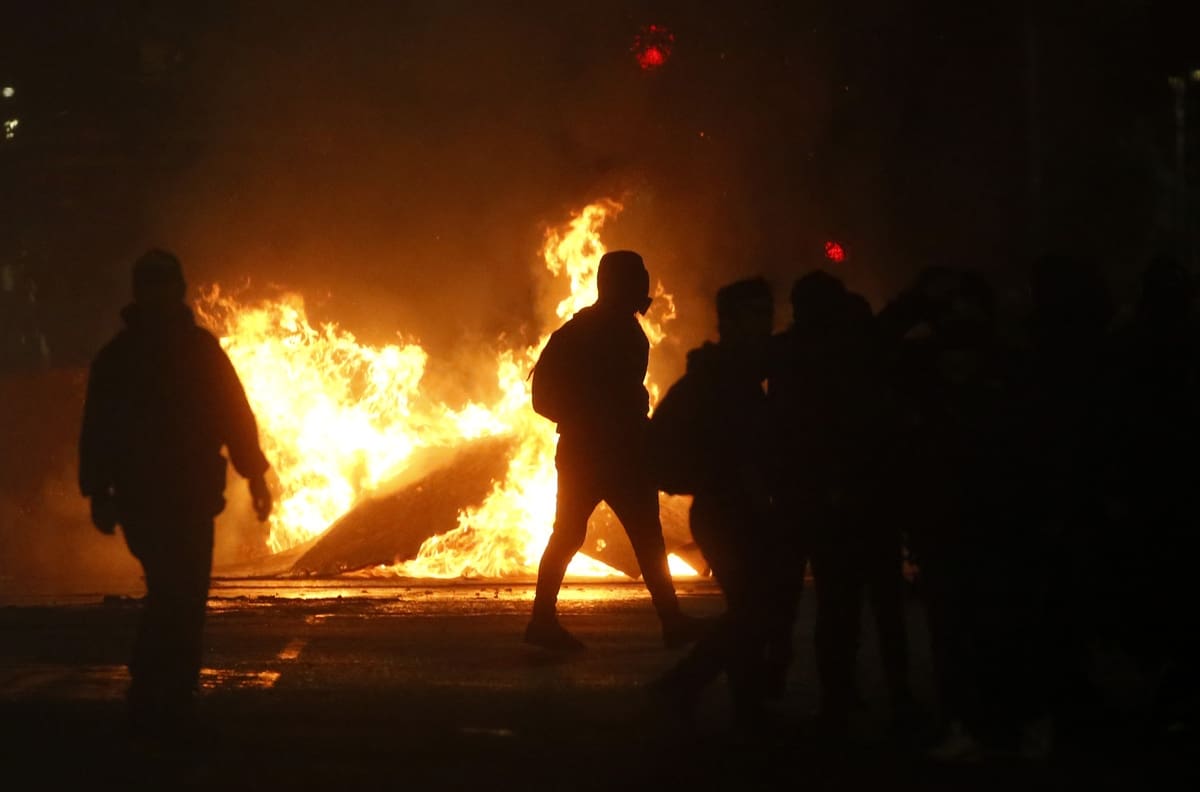 VIDEO | Violentos disturbios en Barrio Lastarria: treintena de sujetos atacaron locales comerciales en Santiago