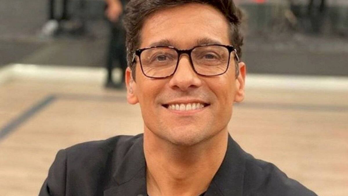 "Buena pierna": La divertida reacción de la compañera de Rafael Araneda luego que el animador se pusiera su vestido