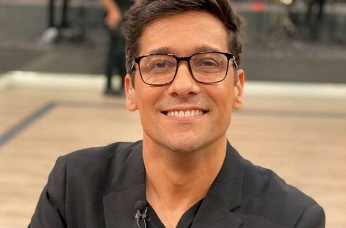 "Buena pierna": La divertida reacción de la compañera de Rafael Araneda luego que el animador se pusiera su vestido