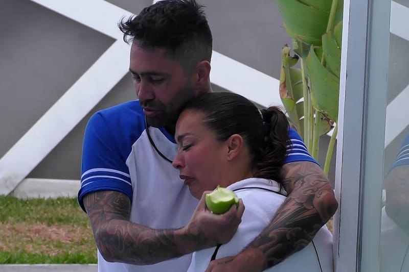 rompe en llanto en Mundos Opuestos.