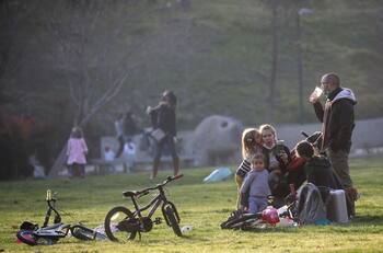 Bono Base Familiar: Chequea qué debes hacer para acceder al beneficio y el monto que entrega