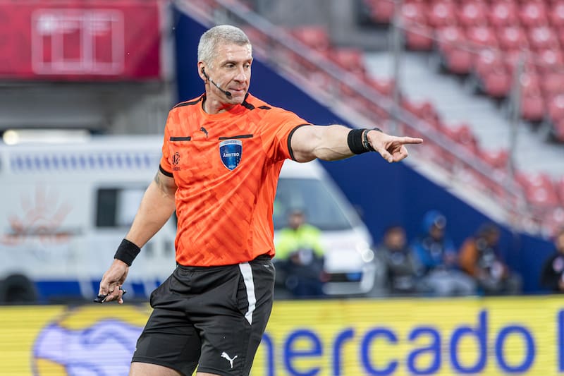 Lanús reclama que fue injusto el penal cobrado sobre el final del partido. . Foto: Felipe Escobedo