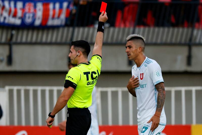 fue expulsado y dejó a la U con 10 ante el SAU por Copa Chile