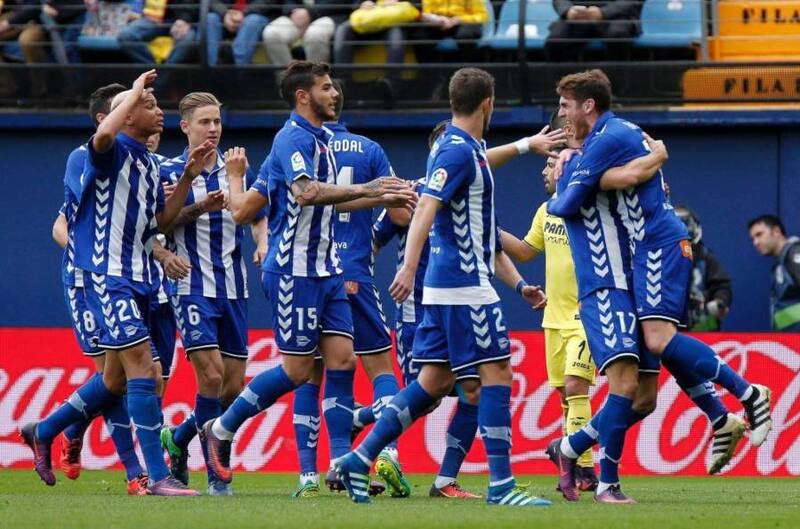 Deportivo Alaves' forward Ibai Gomez (R) celebrates after scoring with teammates during the Spanish league football match Villarreal CF vs Deportivo Alaves at El Madrigal stadium in Vila-real on November 27, 2016. / AFP PHOTO / JOSE JORDAN