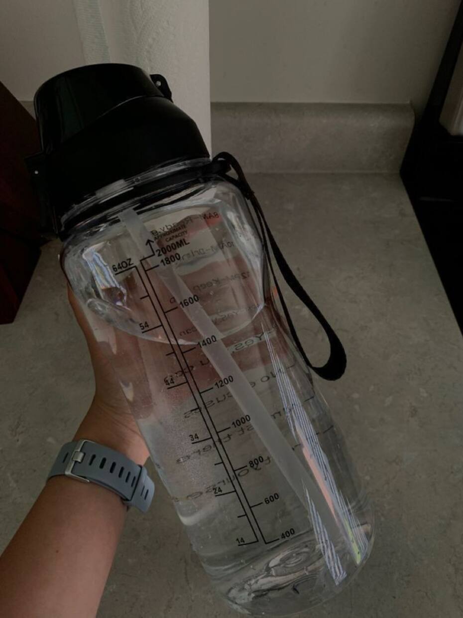 Tomar agua ayuda a mantener la hidratación en tu cabello, por lo que te recomendamos beber mínimo 2 litros de agua