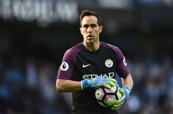 Claudio Bravo vería complicado su arribo al Arsenal