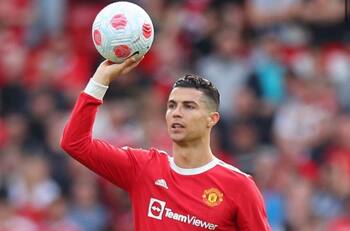 VIDEO | Señal contundente: Manchester United retira imagen de Cristiano Ronaldo de Old Trafford