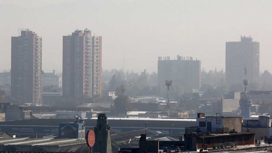 Edificios de Santiago cubiertos por polución.