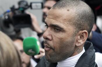 Excompañero en el Barcelona habría pagado la fianza que sacó de la cárcel a Dani Alves