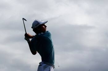 Joaquín Niemann sale a la cancha en el torneo más dramático del golf