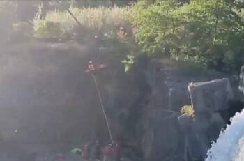 VIDEO I Pareja cayó desde 14 de metros de altura en el Salto de Laja y sólo resultó lesionada