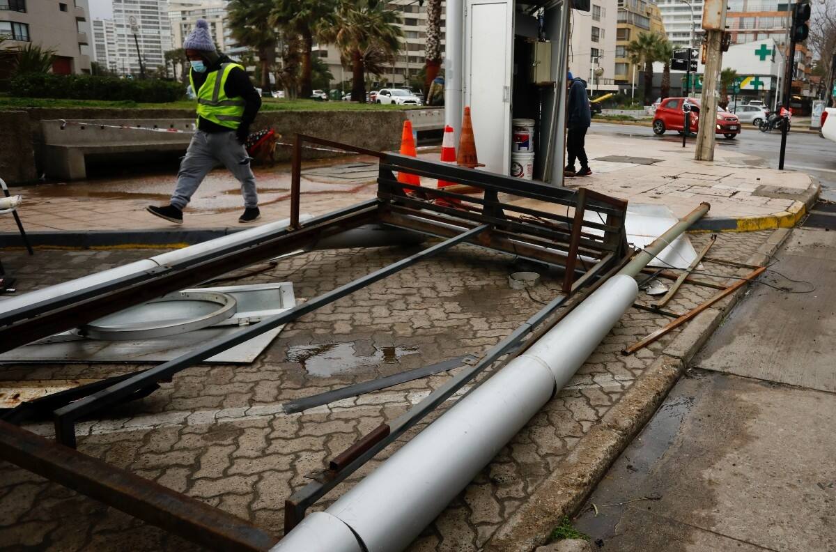VIDEO | Lluvias en Viña del Mar provocaron caída de cartel y fuertes marejadas en la costa