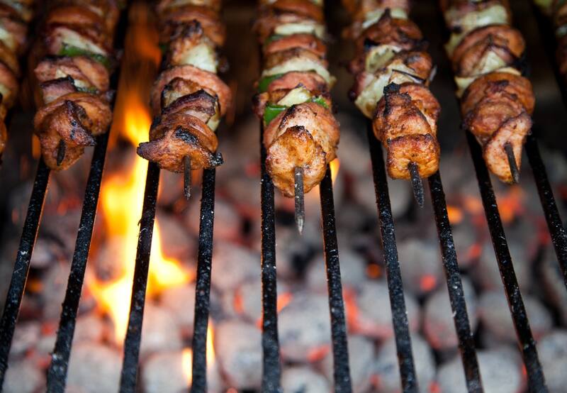 En el arte del asado confluyen varios elementos: Precio, corte, carbón, aderezos y paciencia son la clave. | Foto: Befunky