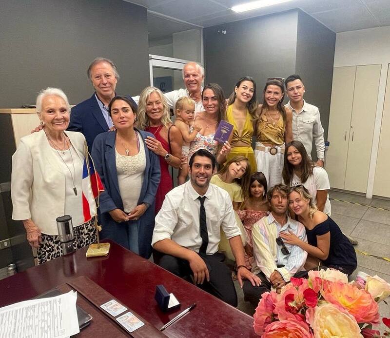 La familia de los novios en pleno durante la unión por el civil.