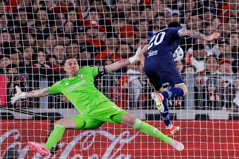 le marcó un golazo de cabeza a River Plate y en Argentina lo desctacan como figura clave. Foto: EFE.