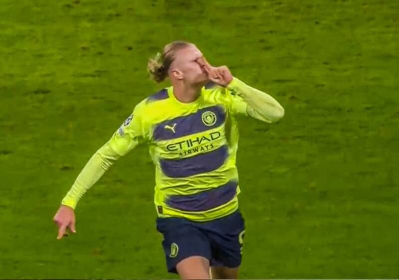 Erling Haaland celebra su gol en el Manchester City.