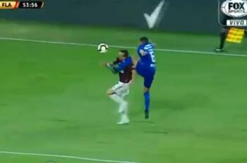 La escalofriante patada de Leandro Vega a Rafinha en la Copa Libertadores