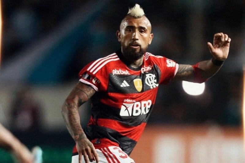 Arturo Vidal es titular en el mediocampo de Flamengo.
