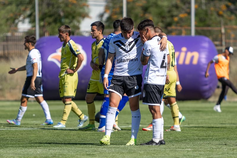 Jugadores de Santiago Morning vivieron su último partido en Primera B tras derrotar a San Luis de Quillota en el Municipal La Cisterna. Foto: Felipe Escobedo