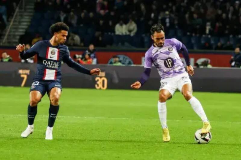 Gabriel Suazo, en acción ante el PSG durante un partido de la Ligue 1.