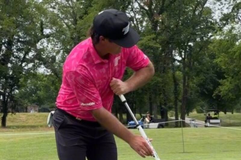 La singular técnica utilizada por Mito Pereira. Broomstick (palo de escoba, en español).