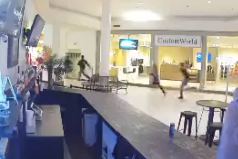 Un muerto y cuatro personas heridas deja ataque armado en centro comercial en Texas. Créditos: Captura de pantalla.