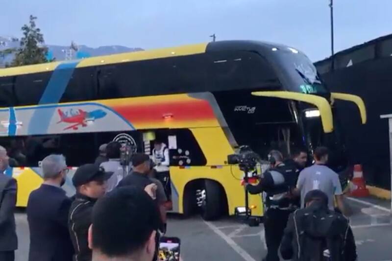 recibieron el apoyo de los hinchas en su llegada al Estadio Monumental.