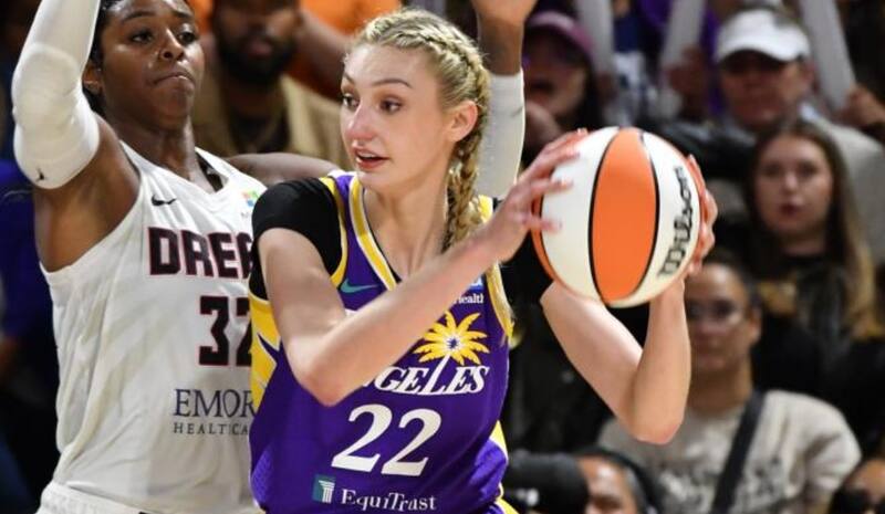 Cameron Brink, la jugadora de la WNBA, es una de las deportistas que modeló para el calendario de Sports Ilustrated.