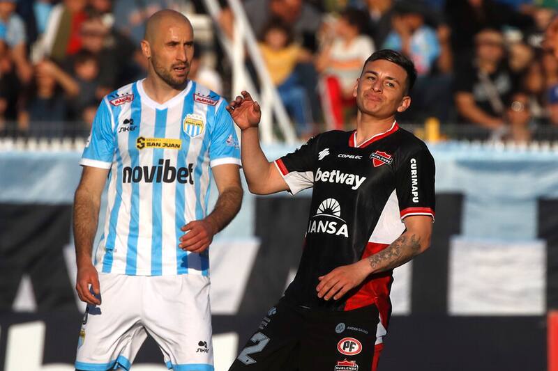 El futbolista Pablo Aránguiz lamenta una ocasión de gol desperdiciada en el partido entre Magallanes y Ñublense por el Campeonato Nacional, 16/07/2023. Foto: Aton.