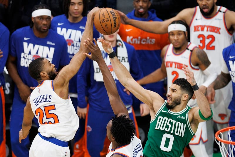 volvió a golpear a Boston en los Playoffs de la NBA. EFE
