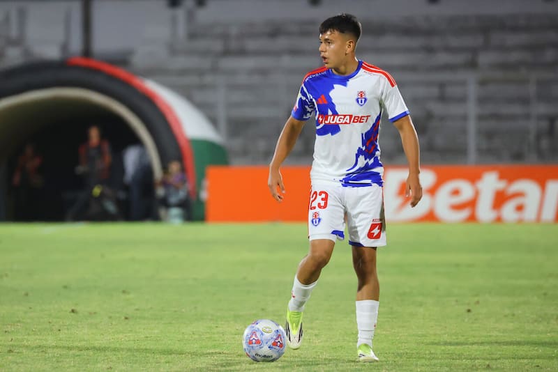 Justo cuando estaba siendo titular, recibe un duro golpe. Foto: Aton.