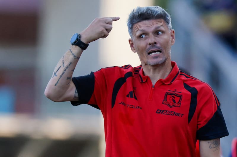 El Tano dirigiendo a Colo Colo. Foto: ATON.