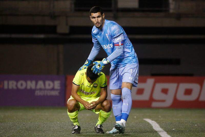 Matías Dituro consoló a los jugadores de Colina tras la clasificación de la UC. Crédito: Agencia Aton.