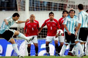 Juan Román Riquelme cumple 44 años: Las recordadas polémicas y golazos vinculados a Chile