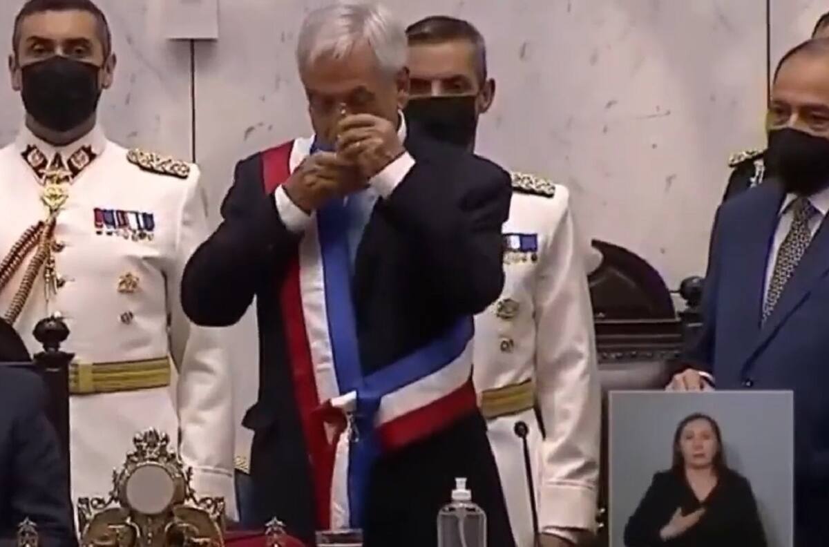 VIDEO | La particular reacción de Gabriel Boric al beso de Sebastián Piñera a la piocha O'Higgins en el cambio de mando