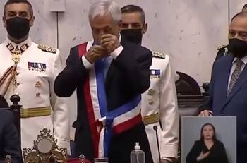 VIDEO | La particular reacción de Gabriel Boric al beso de Sebastián Piñera a la piocha O'Higgins en el cambio de mando