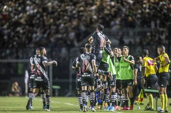 "Me recuerda a Carlos Tevez": Delantero chileno en Brasil es destacado por hinchas y periodistas