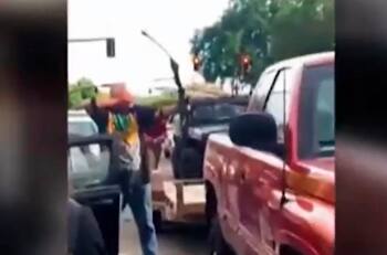 Hombre recibe paliza luego de amenazar a manifestantes con un arco