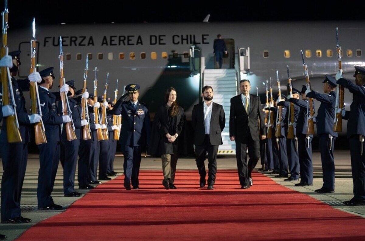 Presidente Gabriel Boric aterrizó en Colombia: Asistirá a cambio de mando