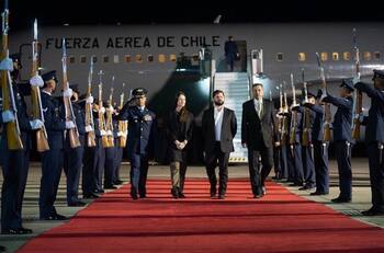 Presidente Gabriel Boric aterrizó en Colombia: Asistirá a cambio de mando