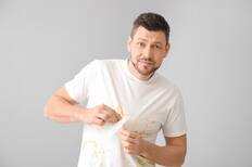 Ni bicarbonato ni sal: Con estos productos que tienes en tu hogar puedes quitar las manchas de aceite de la ropa