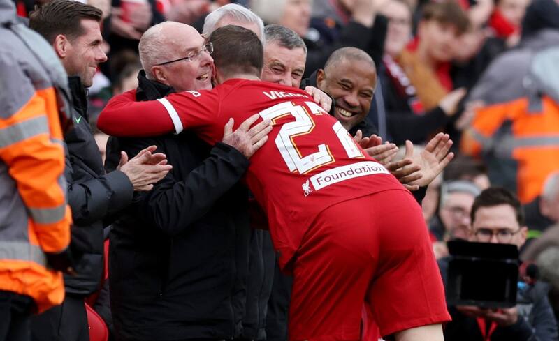 Sven Goran Eriksson ya recibió un homenaje del Liverpool, club al que pudo dirigir en un duelo de homenaje.