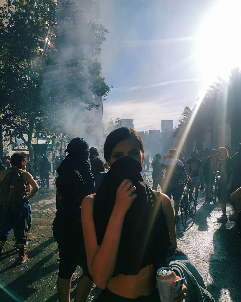 Constanza Capelli, concursante de "Gran Hermano" Chile, posa encapuchada en pleno Estallido Social.