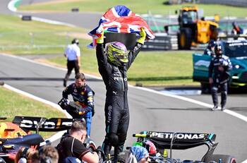 Lewis Hamilton ganó la mejor carrera del año en Fórmula 1 y hace historia en el GP de Gran Bretaña