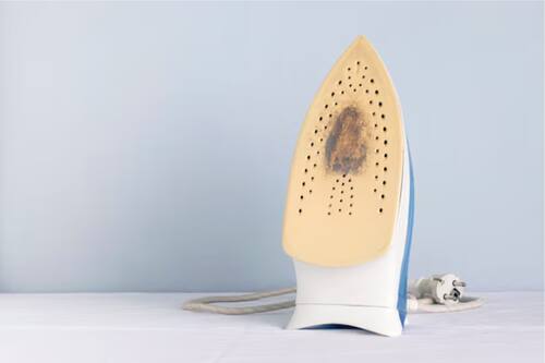 Así de sencillo puedes quitarle lo quemado. Créditos: Freepik.