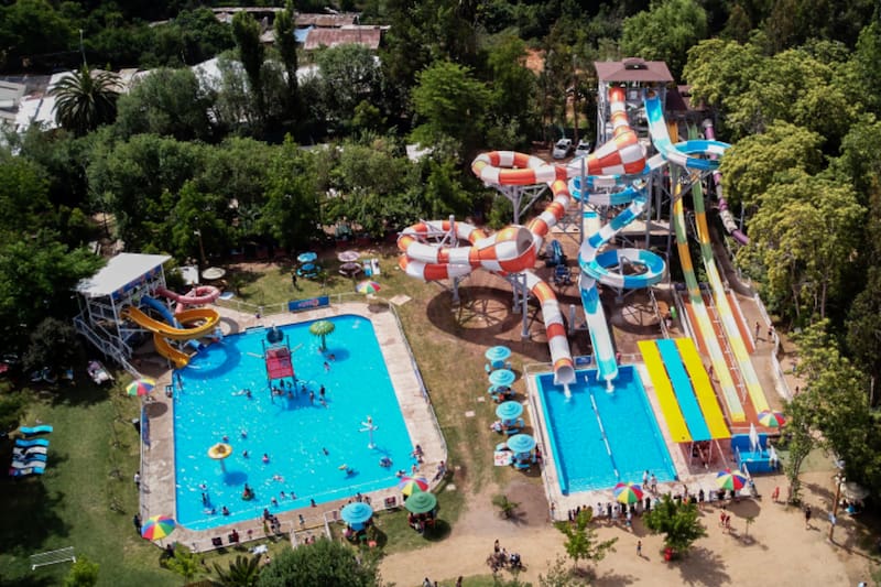 Piscinas de diferentes tamaños y atractivos acuáticos que garantizan diversión para todas las edades.