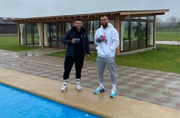 Arturo Vidal posó frente a la gran piscina de su nueva casa en el sur de Chile