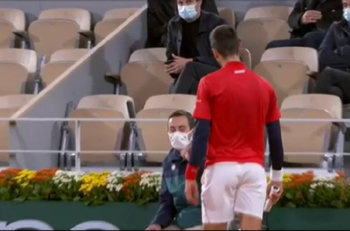 Otra vez: Novak Djokovic volvió a golpear a un juez de linea en Roland Garros