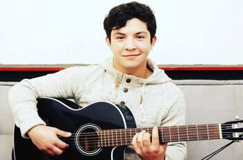 “Pasé tantos años luchando para que lo vieras más seguido”: El tierno video de Claudio Valdés, “El Gitano”, cantando con su hijo